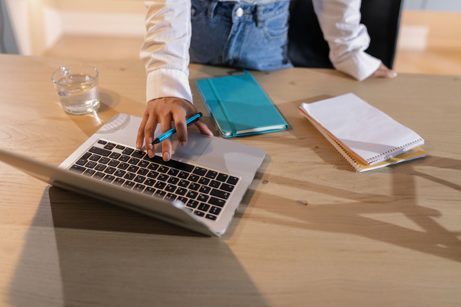 Persoon registreert een domeinnaam op de computer
