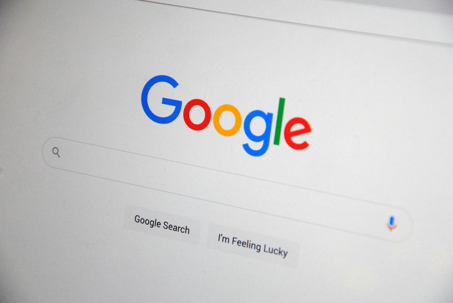Zoekbalk in browser voor het vinden van een beschikbare domeinnaam