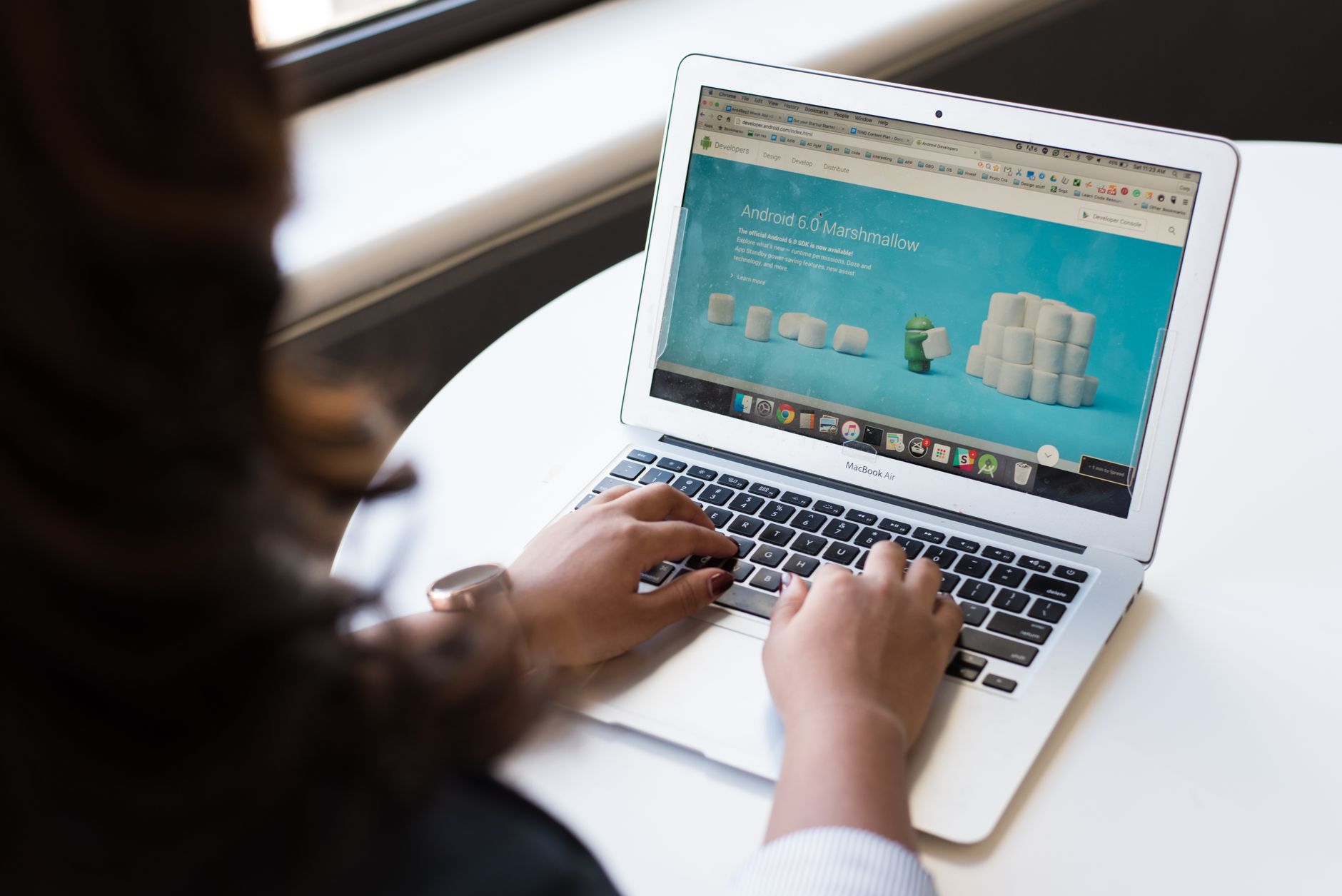 Laptop met snelle website als resultaat van goede webhosting
