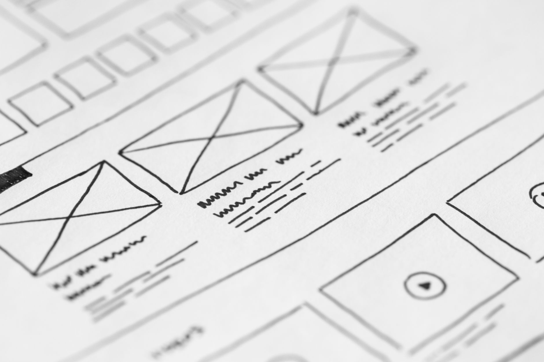Planning en ontwerp van een website met schetsen op een bureau
